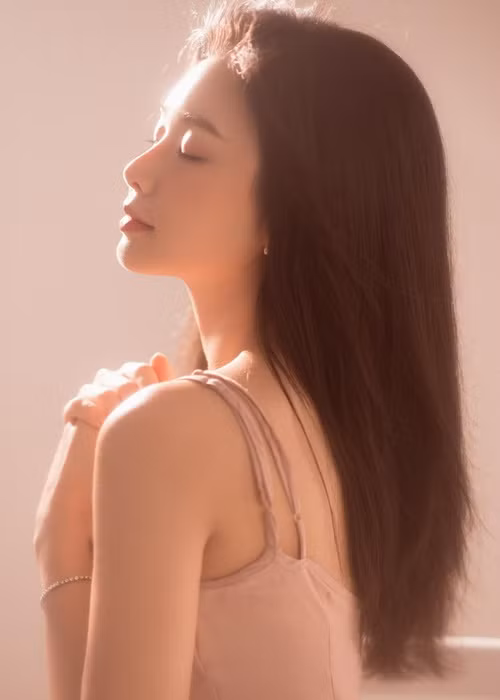 Cô mong người bạn đời có thể cùng nhau chia sẻ mọi buồn vui trong cuộc sống. Ảnh: FBNV