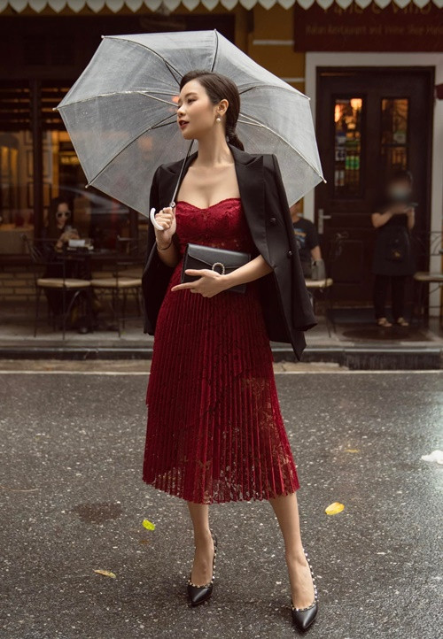 Người dẫn chương trình Bản tin tài chính trẻ trung, sành điệu khi dạo phố. Ảnh: FBNV