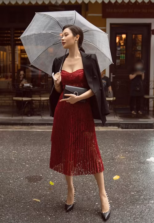 Người dẫn chương trình Bản tin tài chính trẻ trung, sành điệu khi dạo phố. Ảnh: FBNV