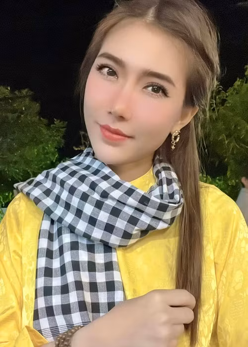 Hiện tại, nữ ca sĩ ăn mặc kín đáo hơn. Ảnh: FBNV