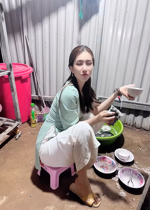 Nữ ca sĩ đăng tải hình ảnh ngồi rửa bát cách đây không lâu. Ảnh: FBNV