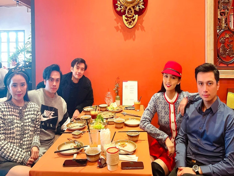 Chỉ thi thoảng, Nhan Phúc Vinh mới gặp gỡ đồng nghiệp.