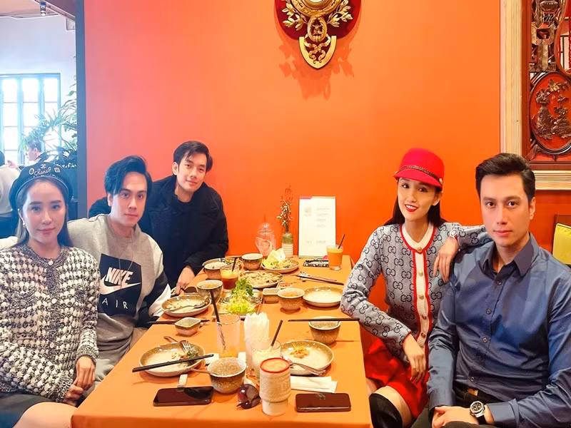 Chỉ thi thoảng, Nhan Phúc Vinh mới gặp gỡ đồng nghiệp.