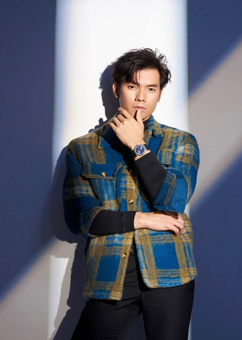 Trong cuộc phỏng vấn với Zing, nam diễn viên sinh năm 1986 chia sẻ, tính cách của anh không phù hợp với showbiz. Nhan Phúc Vinh không thích ồn ào. Mỗi khi xong việc, anh không thích tụ tập bạn bè ăn nhậu hay la cà. Nam diễn viên thường về nhà, sống trong không gian của chính mình.