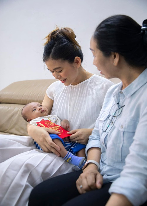 Con trai Mâu Thủy nặng 4,1kg khi chào đời.