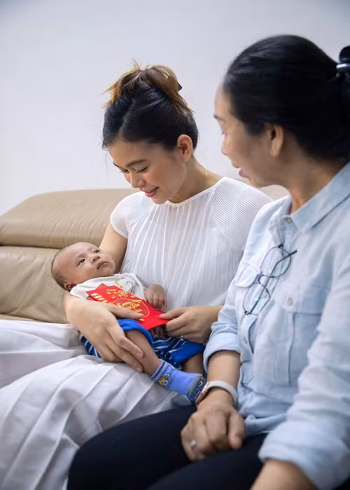 Con trai Mâu Thủy nặng 4,1kg khi chào đời.