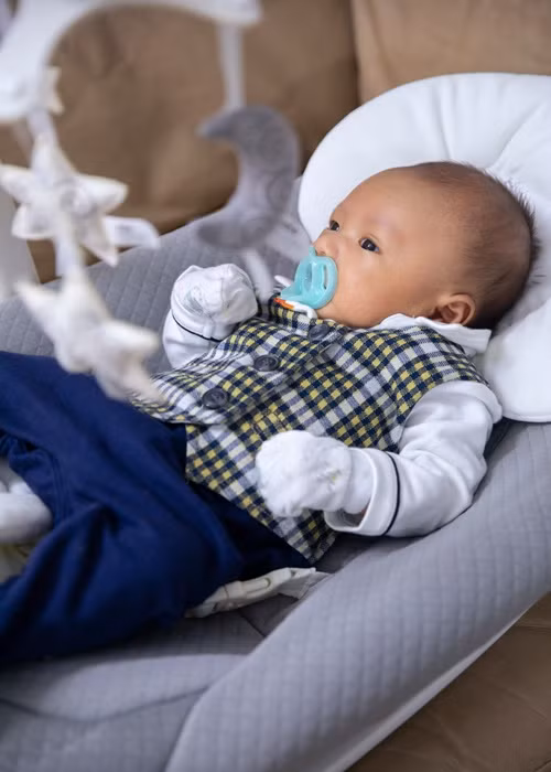 Cậu nhóc càng lớn càng kháu khỉnh.