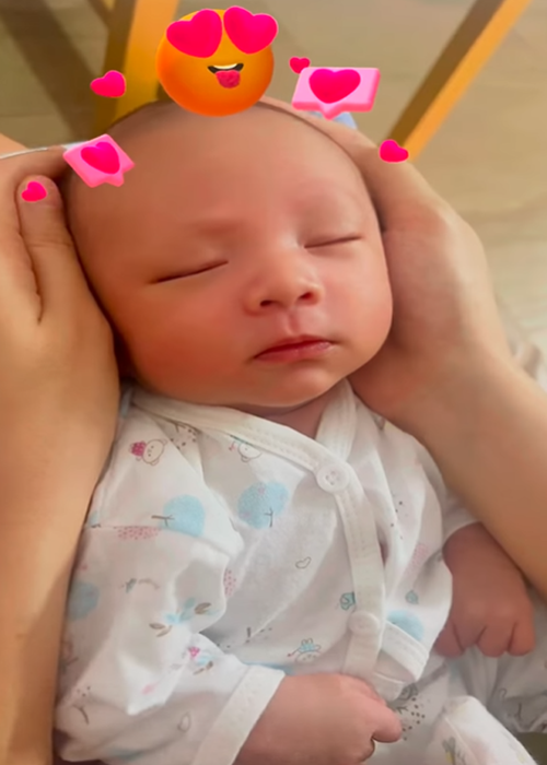 Nàng á hậu gia nhập hội mỹ nhân Việt "nghiện con".