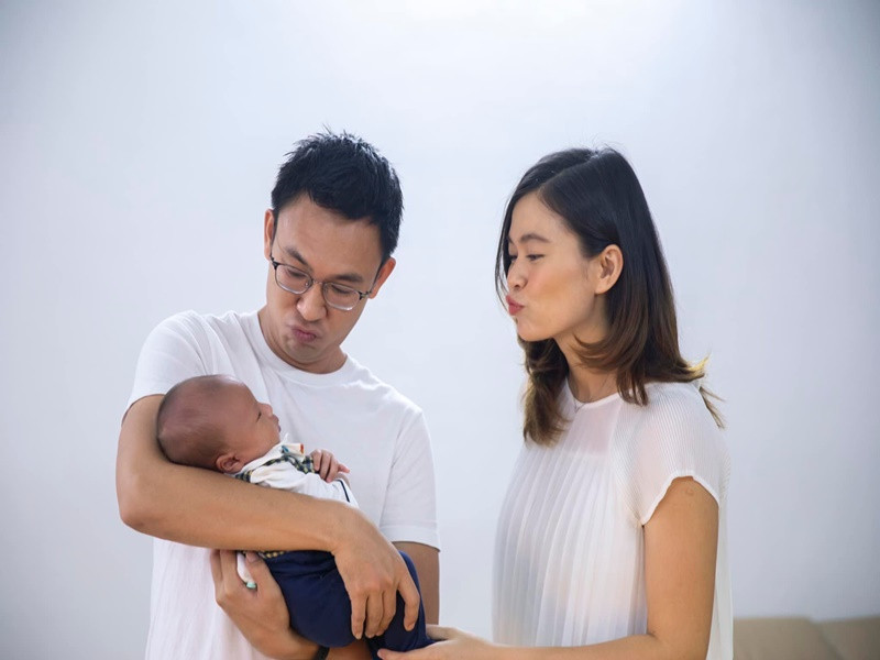 Nhân dịp đầy tháng con trai, nàng hậu khoe nửa kia của mình. Mâu Thủy chia sẻ lý do công khai diện mạo chồng chưa cưới: "Tôi không che mặt anh nữa vì ai cũng biết rồi”.