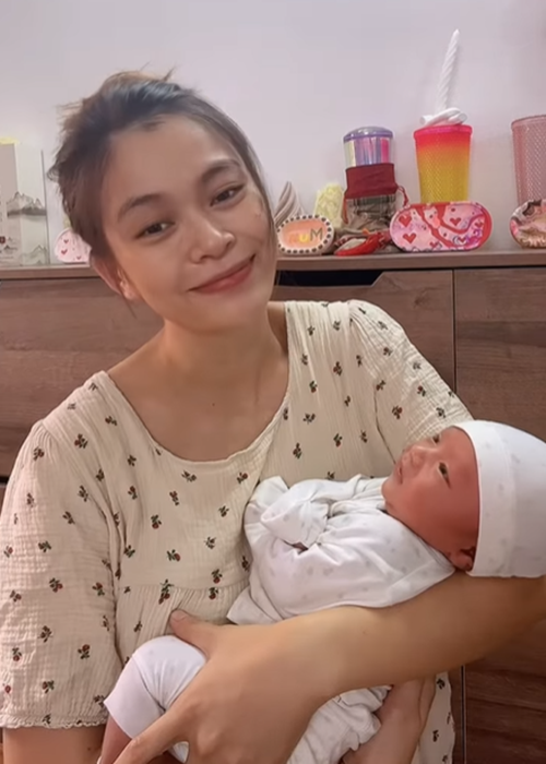 Mâu Thủy chia sẻ, việc chăm sóc con đầu lòng chưa bao giờ dễ. "Ba mẹ đều phải học từ đầu có nhiều vụng về vì thế nên mặt ông con nhăn hoài, ít khi cười", người đẹp tâm sự.