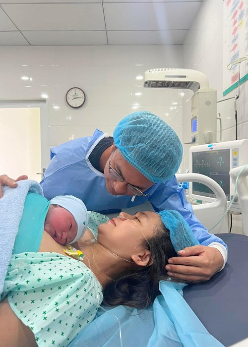 Khi sinh con, Mâu Thủy luôn có chồng chưa cưới cận kề.