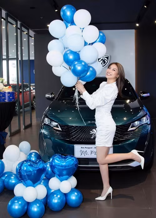 Ít ngày trước, Pha Lê khoe hình ảnh nhận xe hơi mới 1,4 tỷ. Đây là lần thứ 5 năm cô đổi xe.