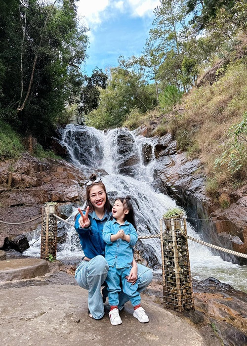 Nữ ca sĩ có cuộc sống vui vẻ bên con gái nhỏ Thiên Ý sau khi hôn nhân tan vỡ.