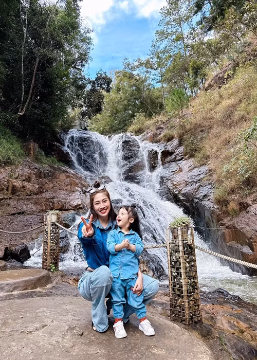 Nữ ca sĩ có cuộc sống vui vẻ bên con gái nhỏ Thiên Ý sau khi hôn nhân tan vỡ.