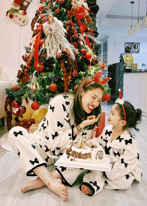 Pha Lê vẫn tạo điều kiện cho chồng cũ đi chơi cùng con gái.