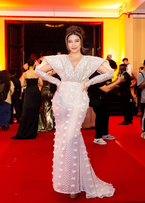 Hồi đầu tháng 3 vừa qua, Pha Lê chính thức ly hôn. Cô chia sẻ hình ảnh giấy công nhận thuận tình ly hôn từ tòa án.