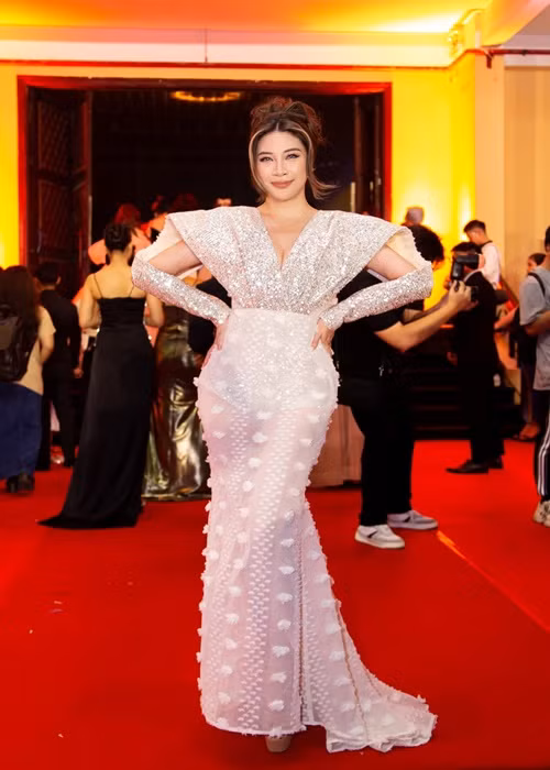 Hồi đầu tháng 3 vừa qua, Pha Lê chính thức ly hôn. Cô chia sẻ hình ảnh giấy công nhận thuận tình ly hôn từ tòa án.