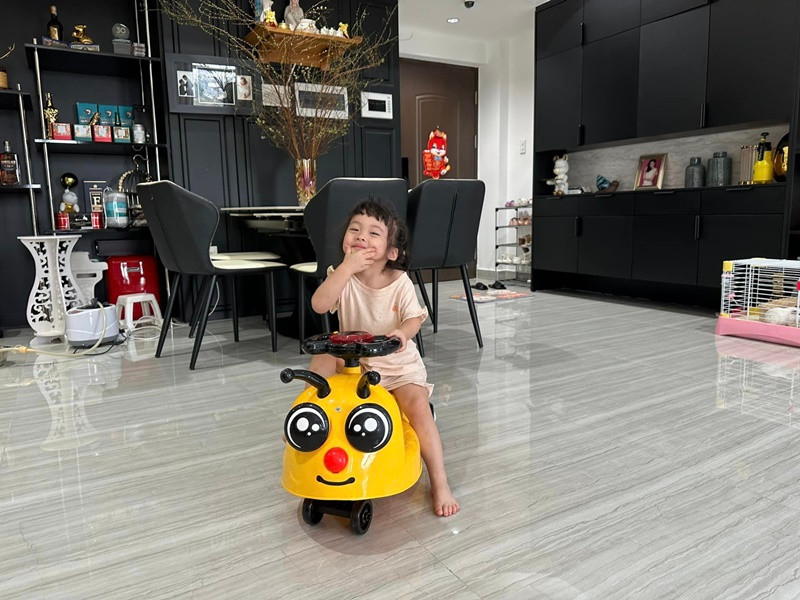 Căn hộ của Pha Lê rộng 120m2. Nữ ca sĩ sống cùng con gái và một giúp việc.