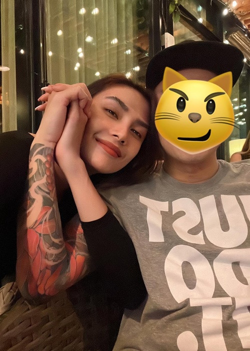 Từ khi gắn bó với bạn trai Việt kiều, người đẹp không chỉ trưởng thành hơn mà còn dịu dàng, nữ tính hơn.