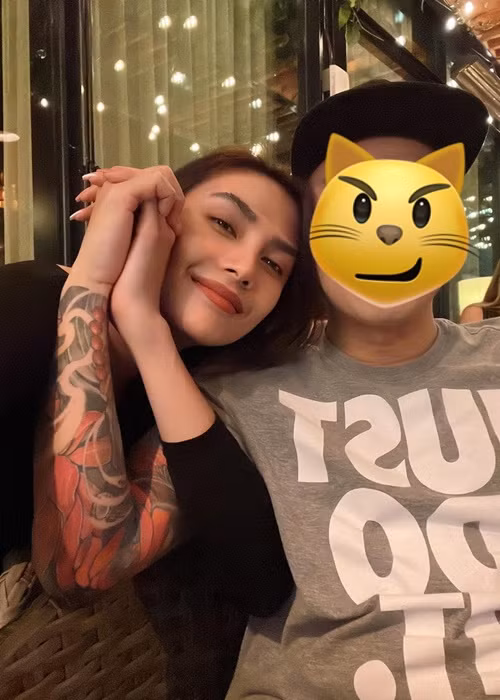 Từ khi gắn bó với bạn trai Việt kiều, người đẹp không chỉ trưởng thành hơn mà còn dịu dàng, nữ tính hơn.