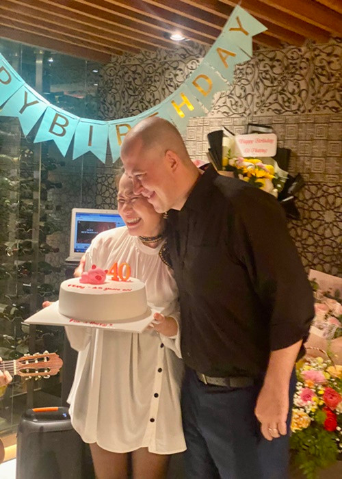 Thu Phượng tái hôn vào năm 2020. Ông xã của nữ ca sĩ tên Yvain De Bake, người Hà Lan. Theo Gia đình Xã hội, anh Yvain hơn Thu Phượng 4 tuổi, là giáo viên tại một trường trung học quốc tế song song công việc thiết kế lập trình tự do.