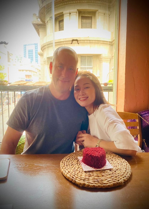 Bố mẹ chồng của Thu Phượng rất yêu quý cô và bé Zon. Thu Phượng từng kể: “Bố mẹ chồng tôi, họ yêu bé Zon đến nỗi cô bé được ông bà động viên học tập, được sắp đặt mọi điều tốt đẹp và định hướng tương lai cho con rất nhiều. Họ luôn lắng nghe tôi, để hiểu và cũng ủng hộ tôi mọi quyết định khi tất cả cùng họp gia đình để có những phương hướng của cuộc sống”.