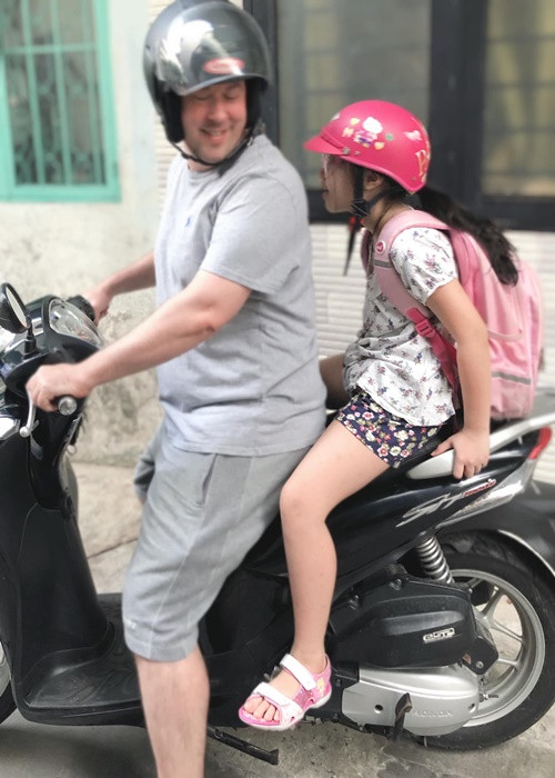 Anh Yvain trở thành người cha thứ hai của bé Zon - con gái của Thu Phượng và chồng cũ Thành Trung. Chồng ngoại quốc của Thu Phượng dạy con riêng của cô học ngoại ngữ, đi họp phụ huynh cho bé Zon.