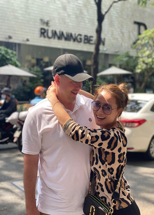 Thu Phượng tâm sự trong cuộc phỏng vấn với Dân Việt, cô cảm thấy bản thân rất may mắn khi gặp được một người đàn ông yêu thương, quan tâm và chia sẻ.