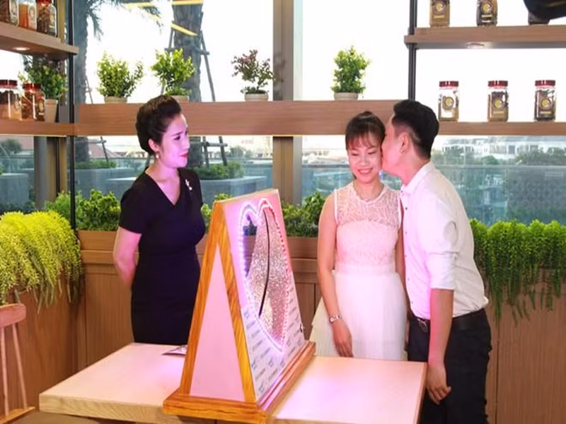 Sau vụ việc, Cát Tường vẫn làm việc vui vẻ cùng nhà sản xuất Bạn muốn hẹn hò khi đảm nhận vai trò MC của Hẹn ăn trưa. Ảnh: Sức khỏe và đời sống