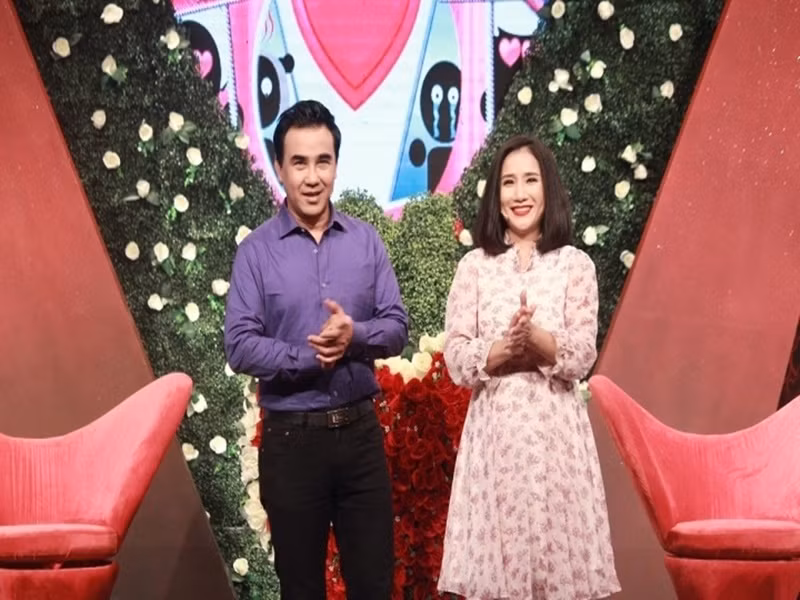 Mới đây, nguyên nhân Cát Tường rời Bạn muốn hẹn hò được người trong cuộc tiết lộ thêm. Cụ thể, Cát Tường chia sẻ trên truyền thông, cô và Quyền Linh có mâu thuẫn cá nhân. Vì mâu thuẫn khó giải quyết, nên một trong 2 MC phải ra đi. Chương trình chọn giữ MC Quyền Linh. Cát Tường giấu lý do thực sự rời Bạn muốn hẹn hò bởi sợ rằng vì lùm xùm, các công ty khác sẽ không mời cô nữa. “Cuối cùng, tôi thấy việc im lặng là đúng đắn", Cát Tường chia sẻ. Ảnh: VTC