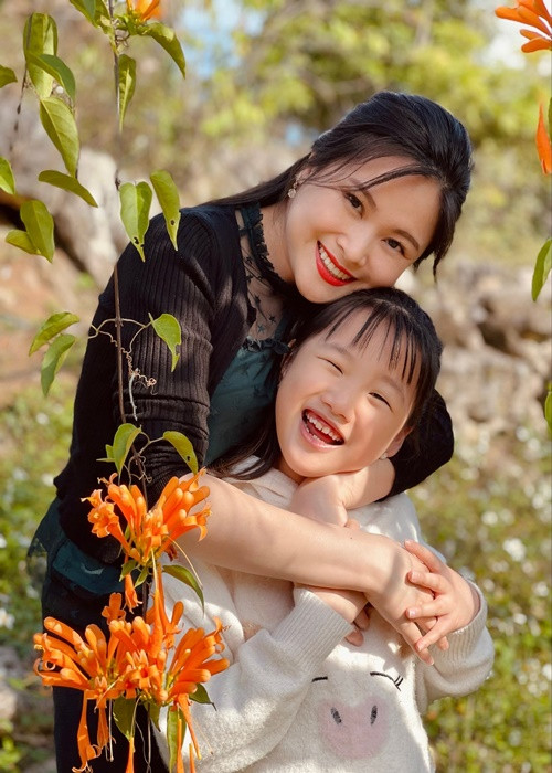 Không chỉ giỏi ngoại ngữ, Mina còn xinh xắn, đáng yêu.