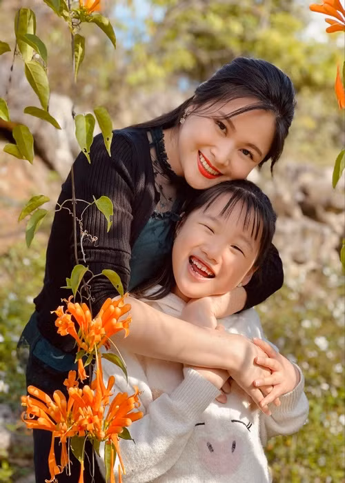 Không chỉ giỏi ngoại ngữ, Mina còn xinh xắn, đáng yêu.