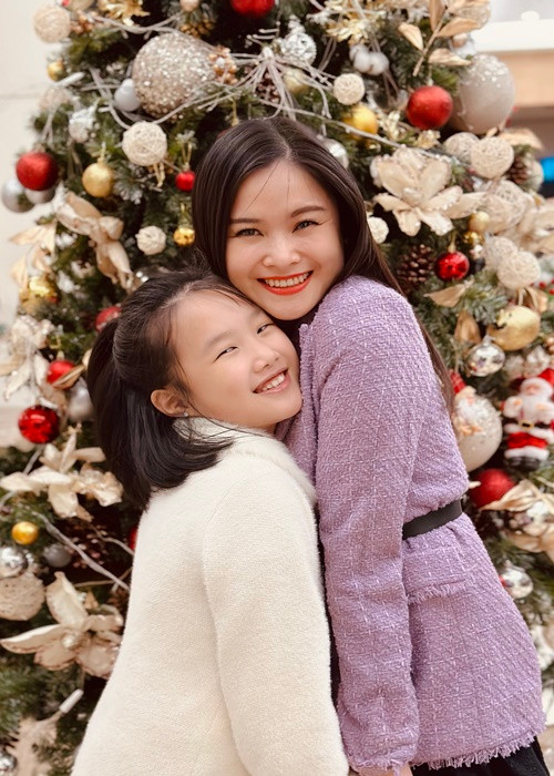 Khánh Ly thường xuyên đăng tải hình ảnh bên con gái trên trang cá nhân.
