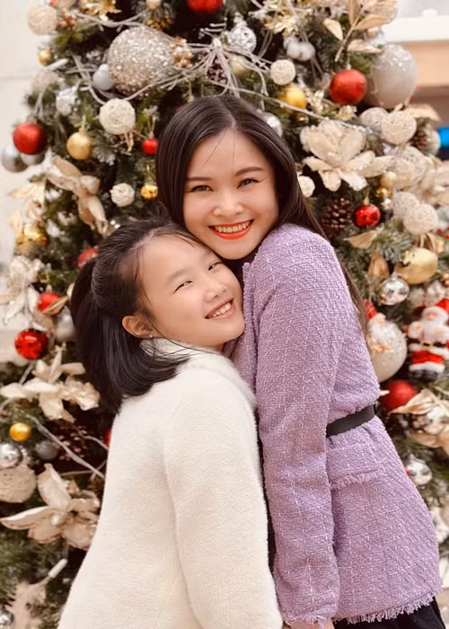 Khánh Ly thường xuyên đăng tải hình ảnh bên con gái trên trang cá nhân.