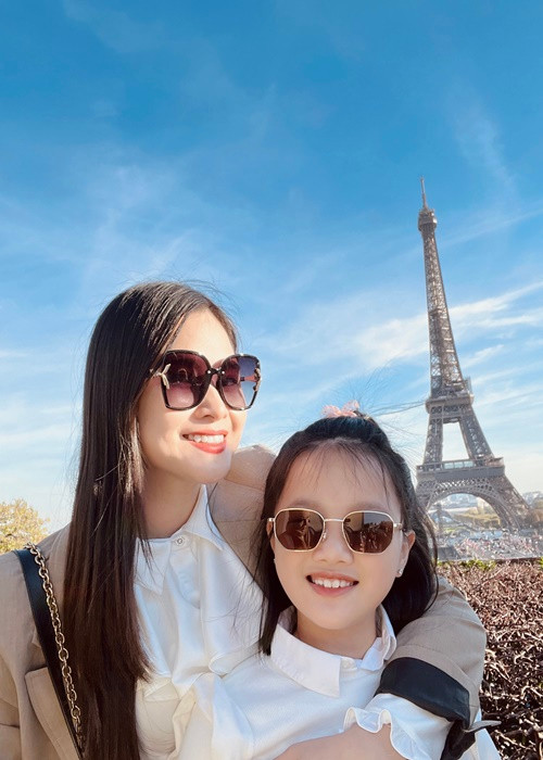 Con gái của Khánh Ly tên Mina, nói tiếng Anh giỏi.