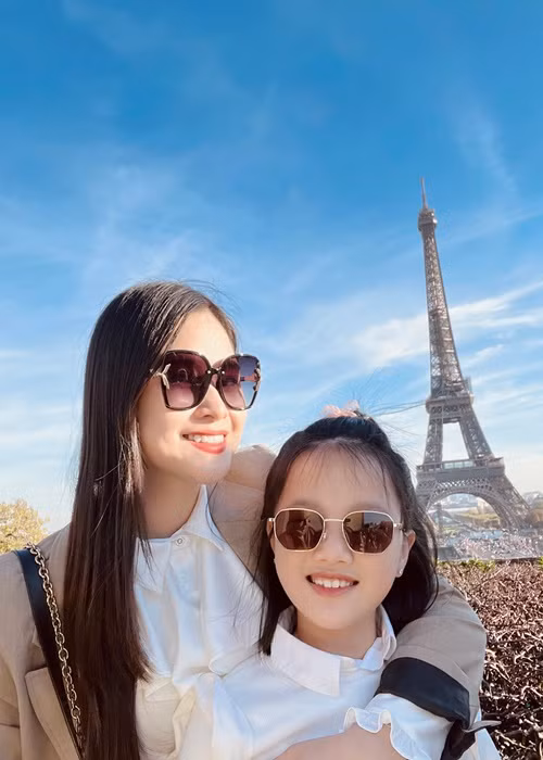 Con gái của Khánh Ly tên Mina, nói tiếng Anh giỏi.