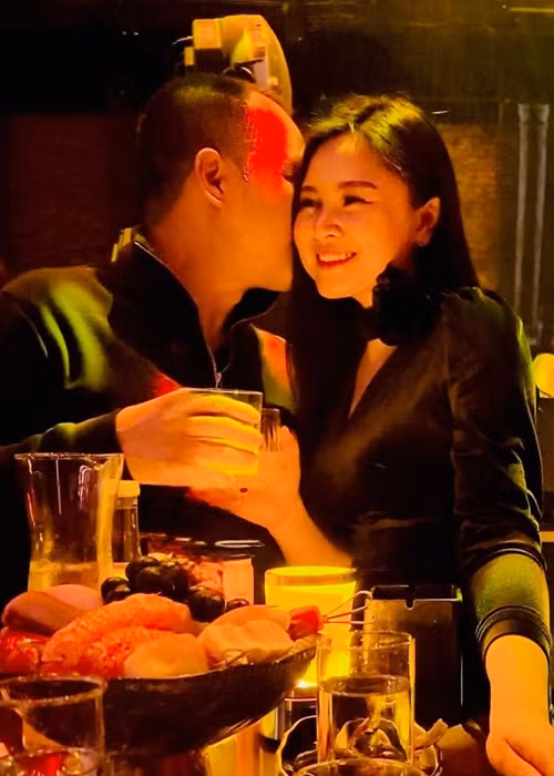 Khánh Ly không tiết lộ danh tính lẫn hình ảnh của ông xã.