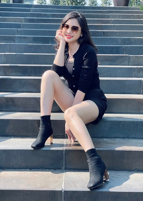 Ngoài đời, BTV Khánh Ly có gu thời trang trẻ trung, gợi cảm.