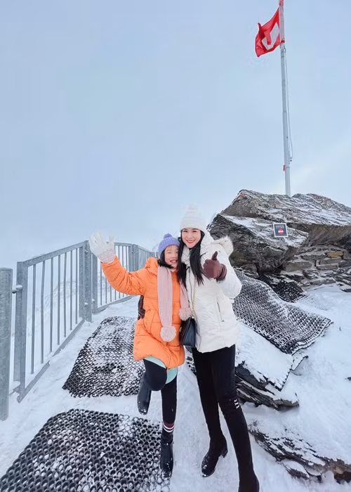 Tháng 12/2022, con gái của BTV Mùi Khánh Ly làm phiên dịch cho mẹ khi du ngoạn các nước châu Âu như Pháp, Thụy Sỹ, Italy.