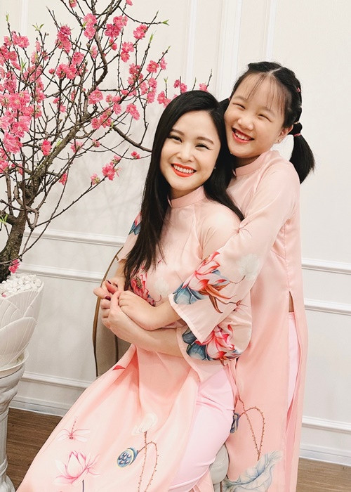 Nữ biên tập viên “Phố tài chính” thường mặc đồ đôi cùng con gái.