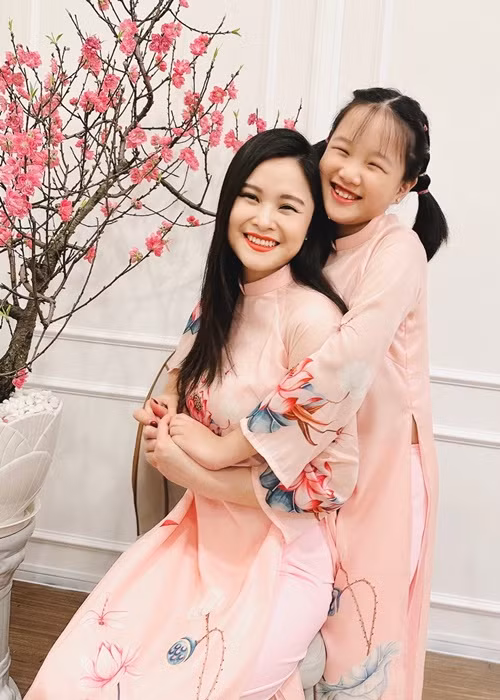 Nữ biên tập viên “Phố tài chính” thường mặc đồ đôi cùng con gái.