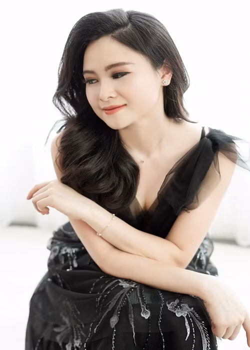 Theo Dân Trí, Mùi Khánh Ly tốt nghiệp ngành Báo chí và ngành Tài chính ngân hàng, dẫn một số chương trình của VTV như Chuyển động 24h, Bản tin Tài chính kinh doanh.