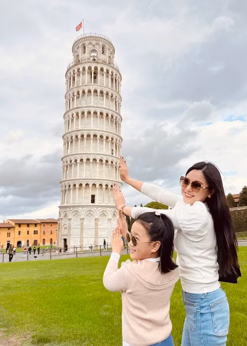 Theo Sức khỏe và đời sống, Mina là em bé Việt duy nhất đến nay đạt điểm tuyệt đối 3 chứng chỉ Cambridge ở 7 tuổi.