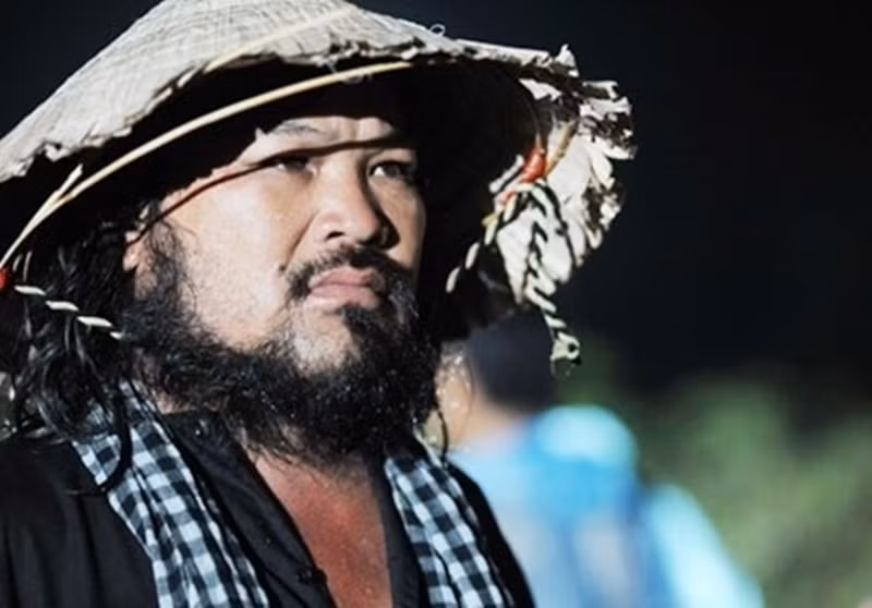 Theo Dân Việt, để mưu sinh, “Võ Tòng” làm cùng lúc nhiều việc. Nam diễn viên chụp ảnh, thiết kế, tráng rửa ảnh, làm MV cho các ca sĩ trẻ mới vào nghề, gom vải vụn từ các tiệm may về đan thành thảm chùi chân, thảm lau nhà rồi bỏ mối khắp Sài Gòn. Theo Vietnamnet, Lê Quang còn làm trong một đoàn đua xe, với nhiệm vụ săn sóc viên khiêm ngoại giao với các giám đốc nhãn hàng quảng cáo của đoàn đua xe. Ảnh: An ninh Thế giới cuối tháng