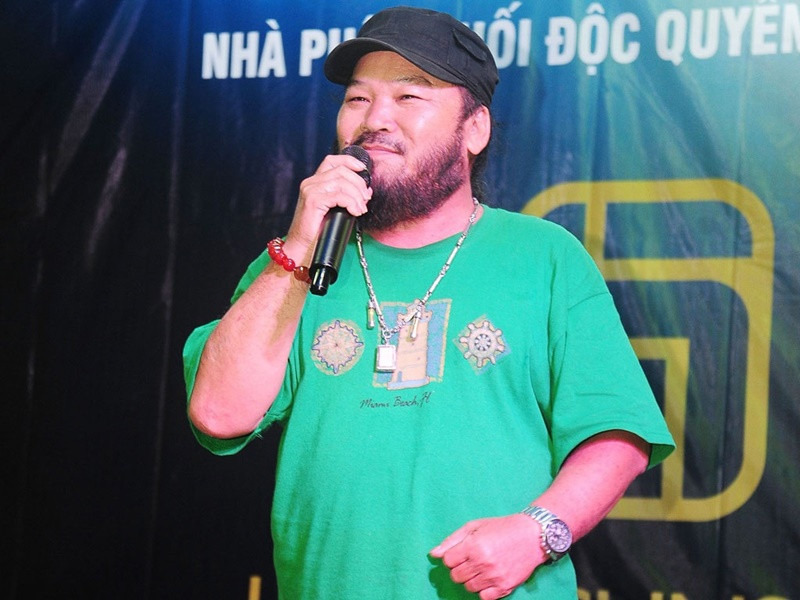 Được diễn viên Kim Tính dẫn dắt, Lê Quang đi hát ở nhà hàng, quán bar, hội chợ. "Bài ca đất phương Nam" luôn là bài hát anh thường xuyên thể hiện. Ảnh: Dân Việt