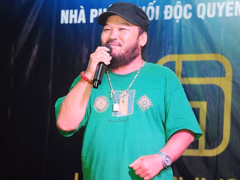 Được diễn viên Kim Tính dẫn dắt, Lê Quang đi hát ở nhà hàng, quán bar, hội chợ. "Bài ca đất phương Nam" luôn là bài hát anh thường xuyên thể hiện. Ảnh: Dân Việt