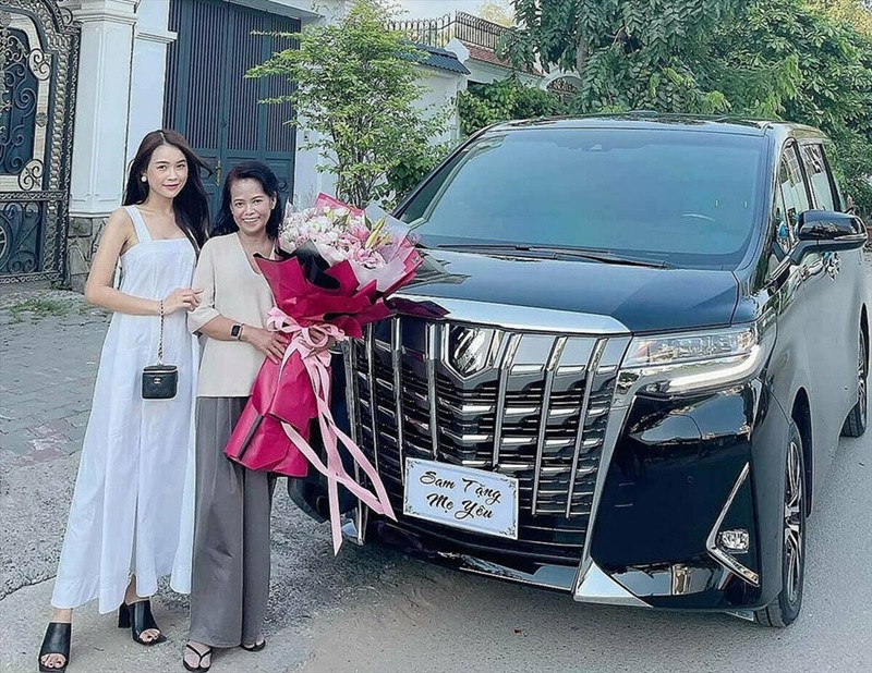 Năm 2021, diễn viên Sam mua chiếc xế hộp khoảng 4,6 tỷ đồng tặng mẹ. Ảnh: Lao động