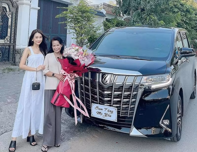 Năm 2021, diễn viên Sam mua chiếc xế hộp khoảng 4,6 tỷ đồng tặng mẹ. Ảnh: Lao động