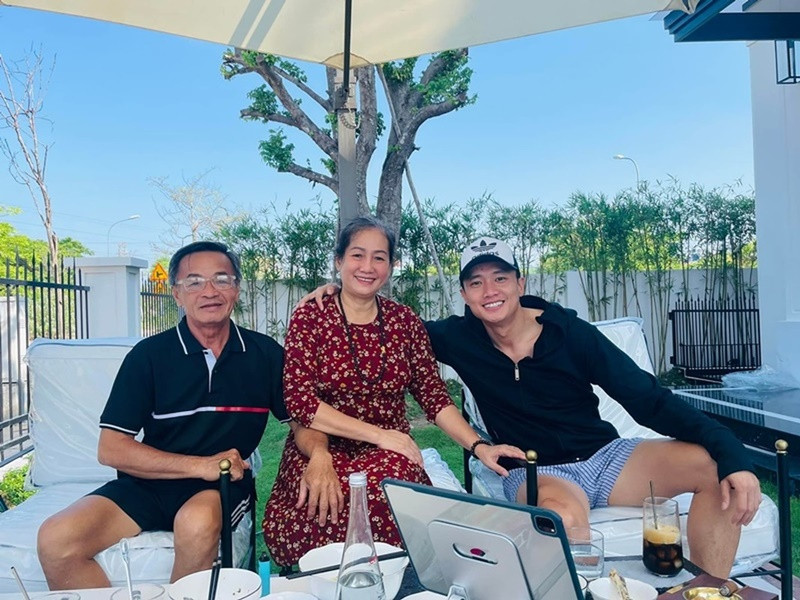 Năm 2019, Quốc Trường bỏ ra 25 tỷ đồng mua một căn biệt thự rộng 700m2 cho bố mẹ tại Cần Thơ. Năm 2020, nhân ngày 8/3, nam diễn viên tặng mẹ 3 tỷ đồng. Ảnh: FBNV