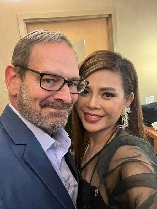 Ngọc Anh cho biết, cô được yêu lại từ đầu khi ông xã yêu theo cách chàng trai trẻ yêu một cô gái trẻ. “Anh John là "chiếc phao" đầu tiên tôi vớ được lúc tưởng "chết đuối" trong lòng, khi chuyện tình cảm đang rơi vào bế tắc. Có lẽ trời thương nên cho tôi chiếc phao tốt”, nữ ca sĩ chia sẻ trên Dân Trí. Ảnh: FBNV